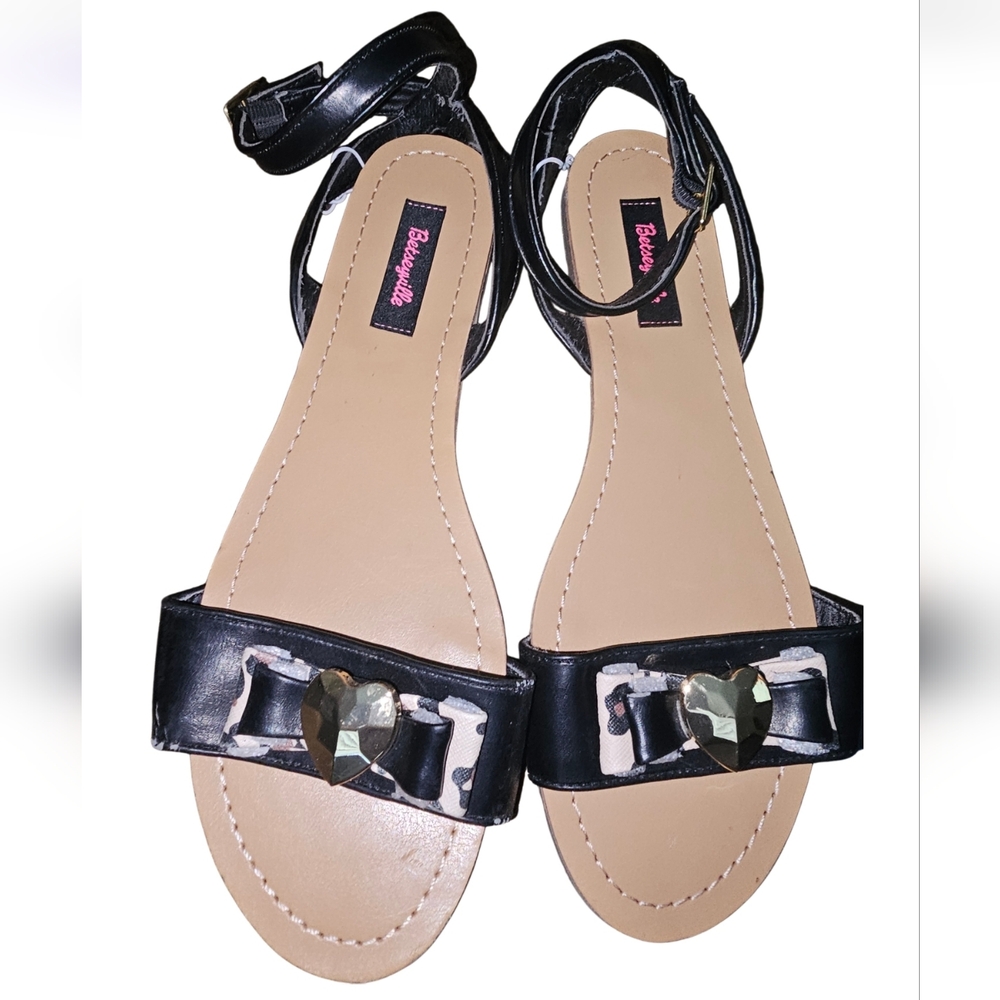 💖⏩️Betsey Johnson Black Sandals with Bow and Heart Accent